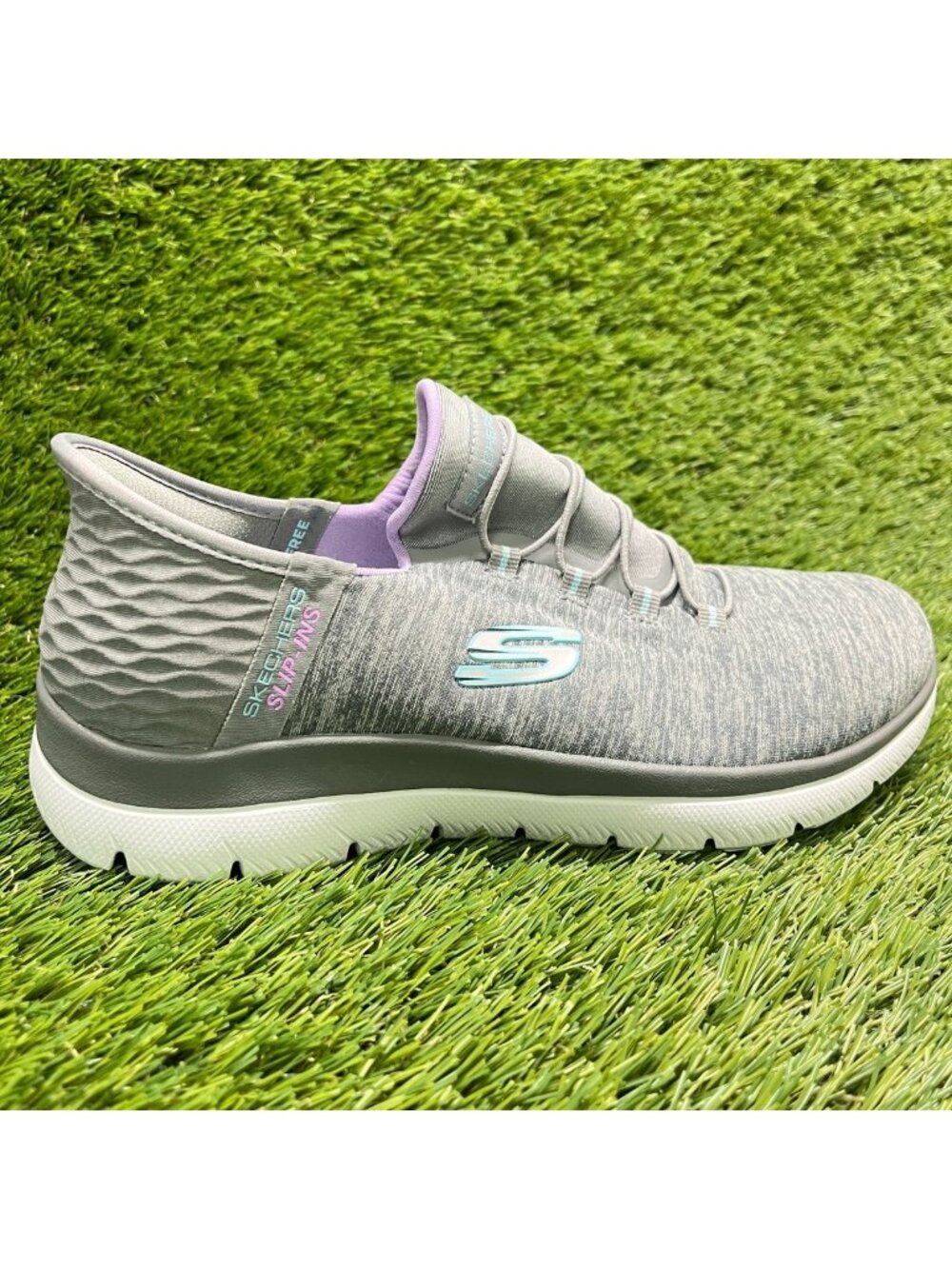 Skechers Summits Dazzling Haze Womens Size 7D Gray White Walking Shoes Sneakers